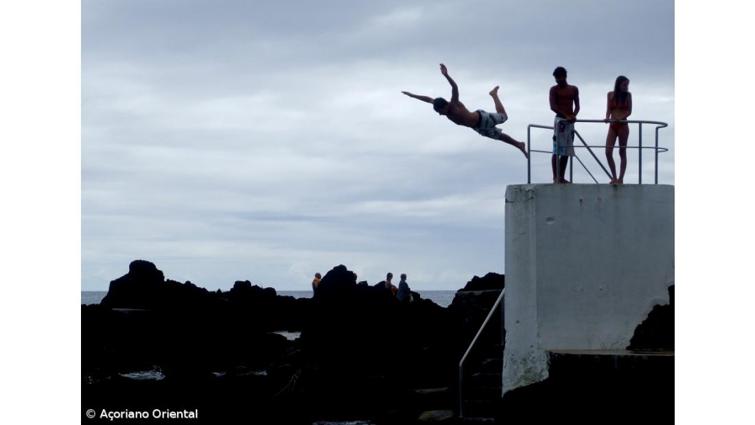 Médicos alertam para o perigo de mergulhos mal calculados e lesões na coluna