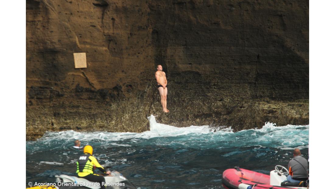 Gary Hunt à frente no final da primeira ronda de saltos