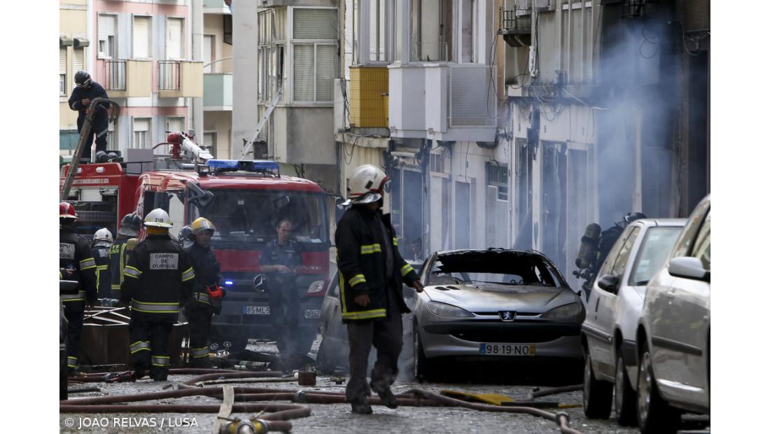Pelo menos 50 pessoas afetadas por explosão e incêndio em Campolide
