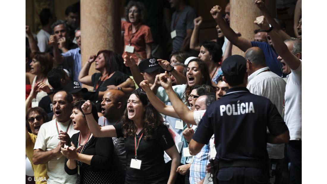 Mais de uma centena pede demissão do Governo no parlamento