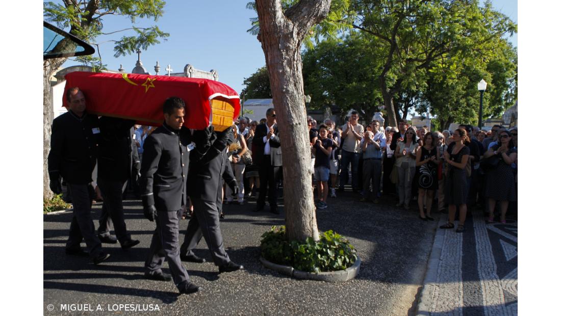 Um longo aplauso na despedida ao escritor Urbano Tavares Rodrigues
