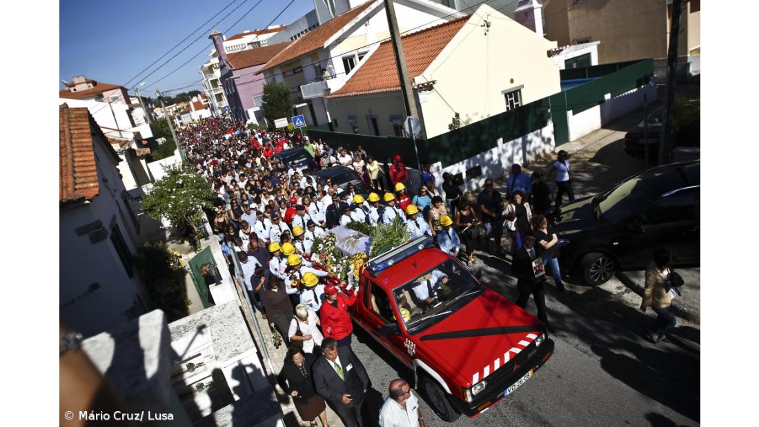 Mais de mil pessoas no funeral de bombeira de Alcabideche