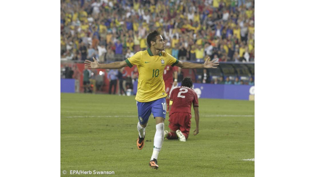 Neymar vai parar um mês devido a entorse no tornozelo direito