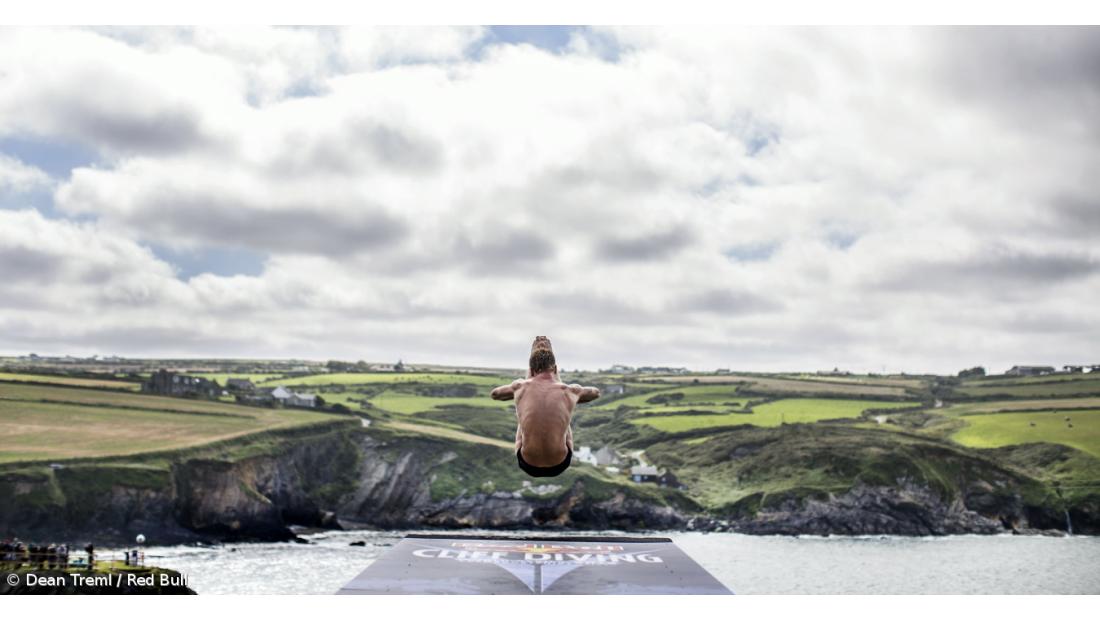 Red Bull Cliff Diving regressa à Lagoa Azul de Gales