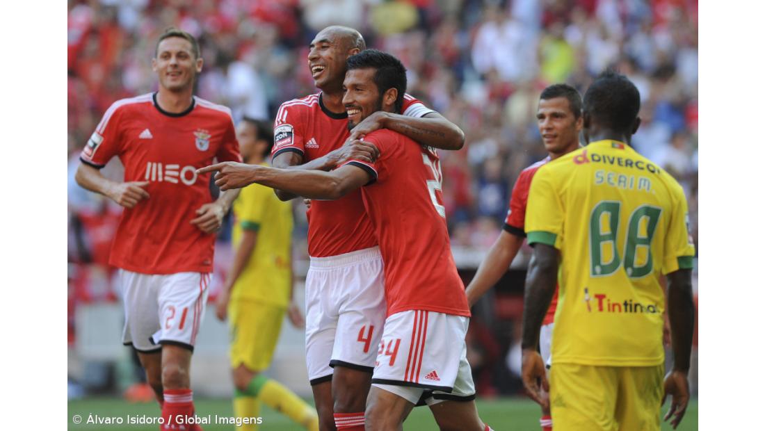 Benfica derrota Paços de Ferreira com "bis" de Garay (vídeos)