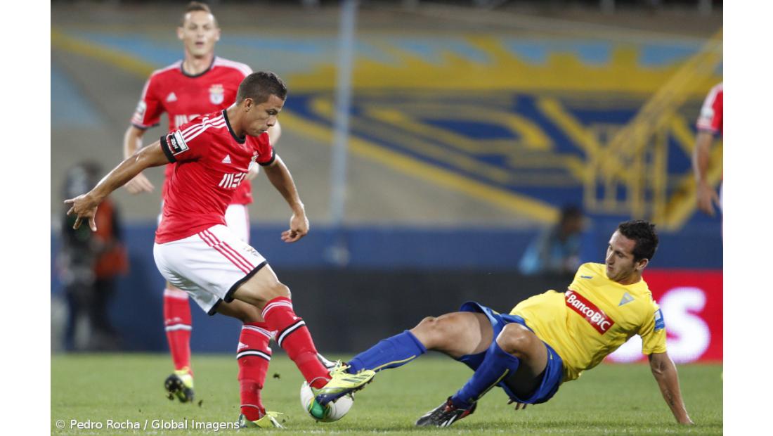 Benfica vence no Estoril e sobe a terceiro na I Liga (vídeos)