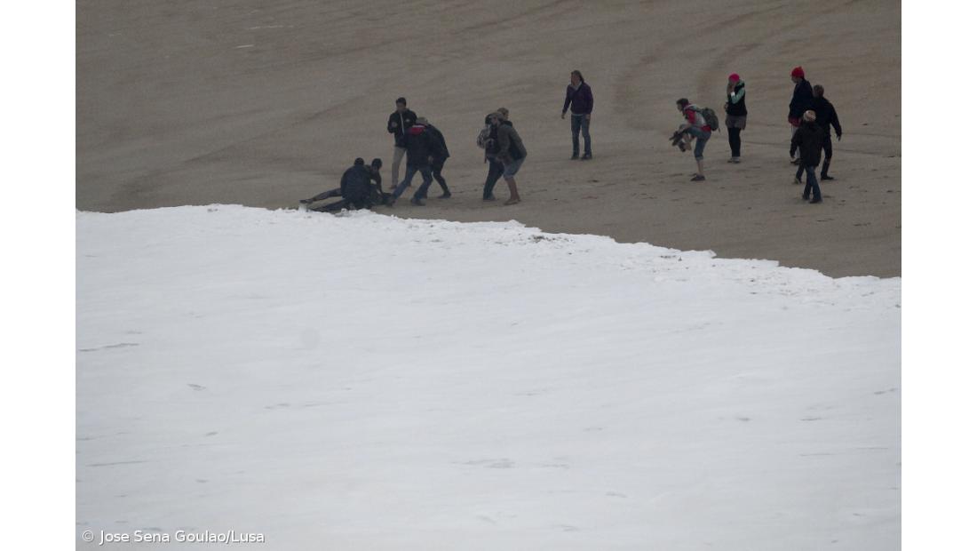 Surfista Maya Gabeira sofre acidente ao tentar bater onda gigante na Nazaré 