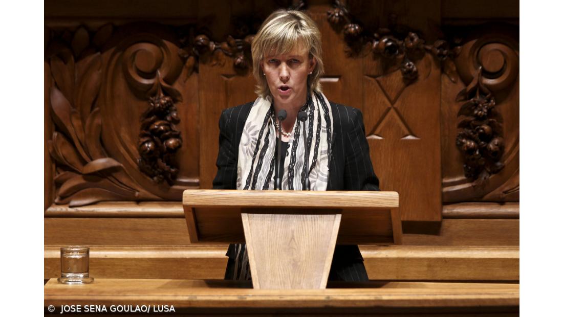 Ministra das Finanças defende que dívida é sustentável e deve ser reduzida com excedentes