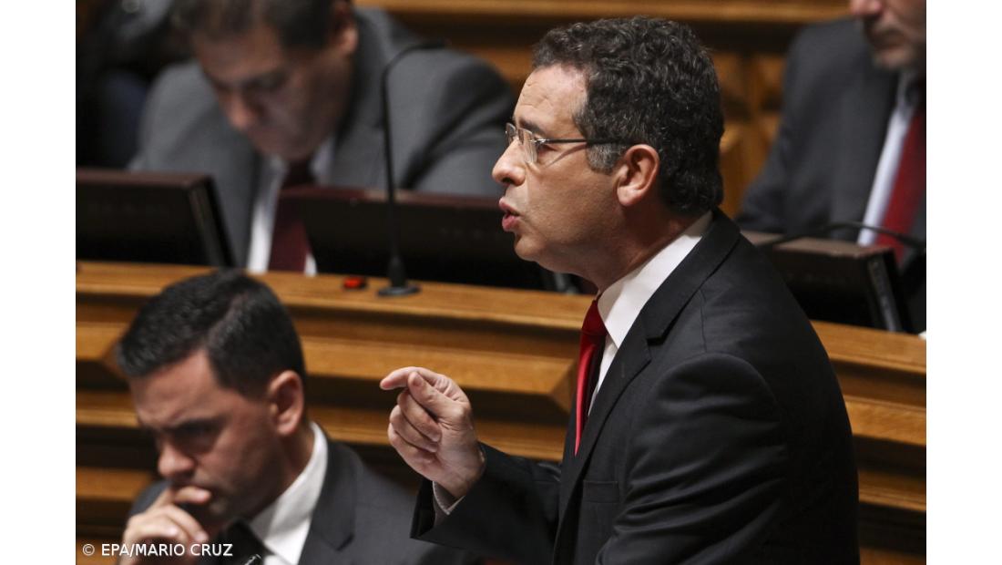 Passos e Portas tudo fazem para desviar as atenções