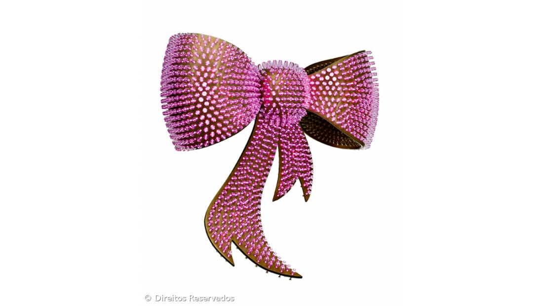 Laço gigante de frascos de perfume de Joana Vasconcelos em mostra coletiva em Paris