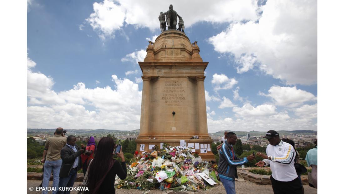 Milhares de pessoas continuam a prestar o último tributo a Mandela