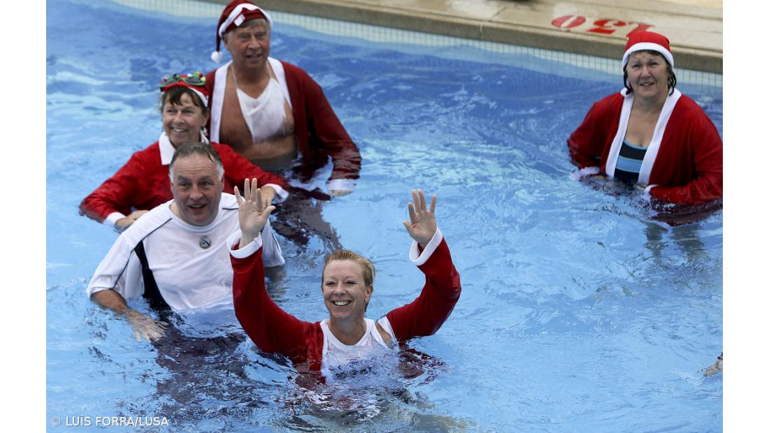 Banho de pais natais angaria verbas para crianças de Albufeira