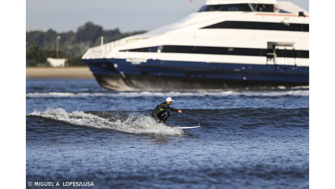 Garrett McNamara diverte-se a surfar a "Gasoline" no Barreiro 