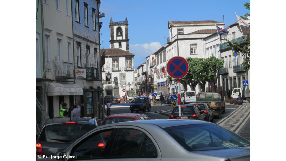 Trânsito cortado na avenida gera congestionamentos 