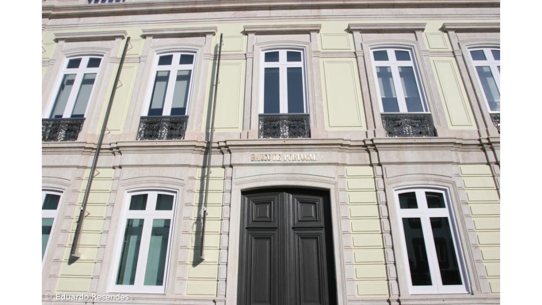 Bancos obrigados a afixar cartazes sobre contas de serviços mínimos bancários 