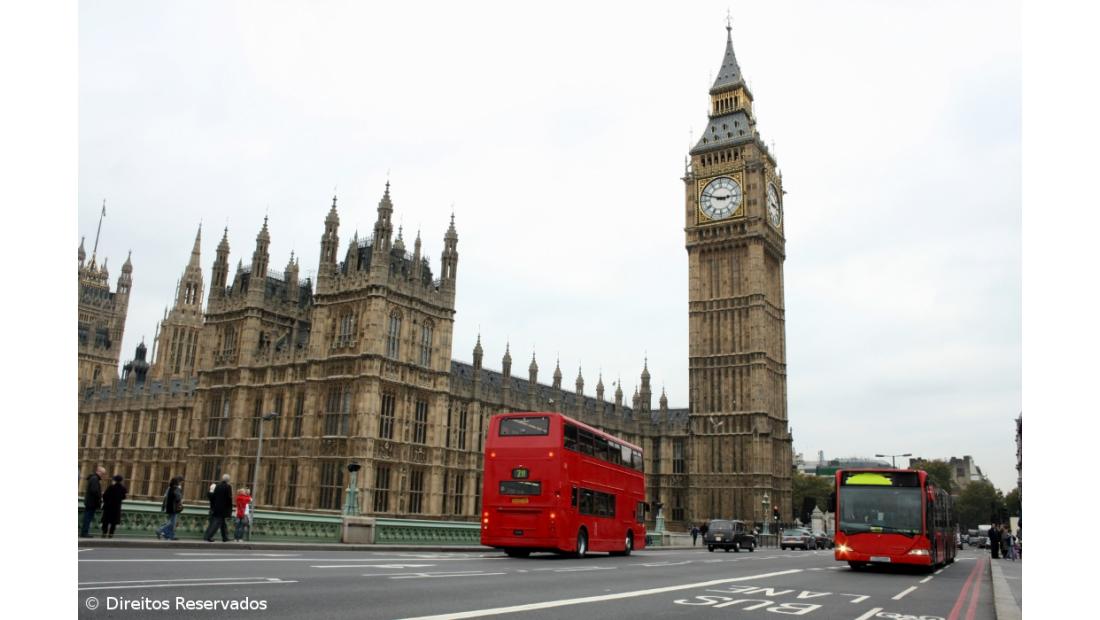 Rua em Londres pavimentada com mármore português