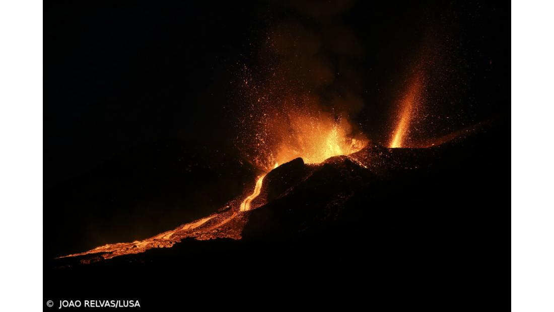 Vulcão do Fogo continua em "lume brando" e lava avança lentamente