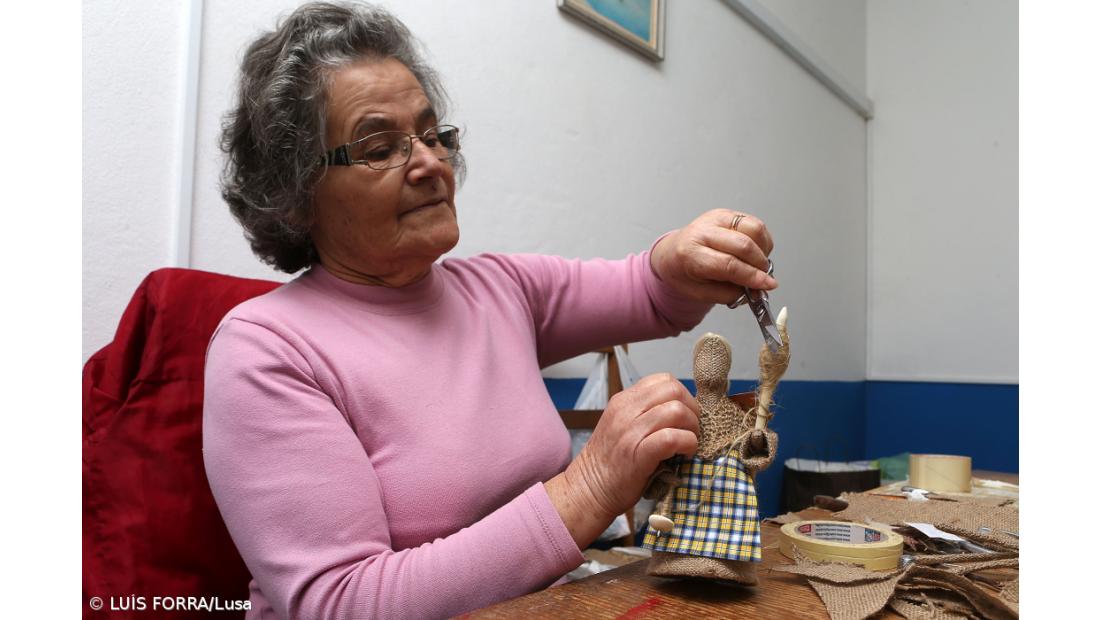 Artesãs retratam pessoas de Martim Longo com bonecas de juta, há 28 anos 