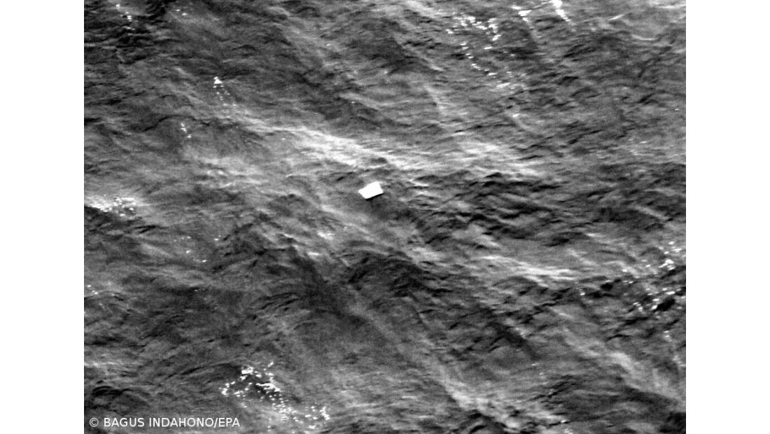 Avistados destroços semelhantes a porta e rampa de emergência