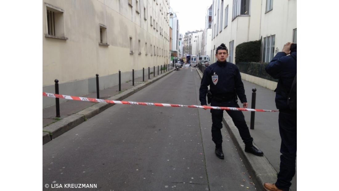 Diretor e mais três cartoonistas do jornal estão entre os mortos