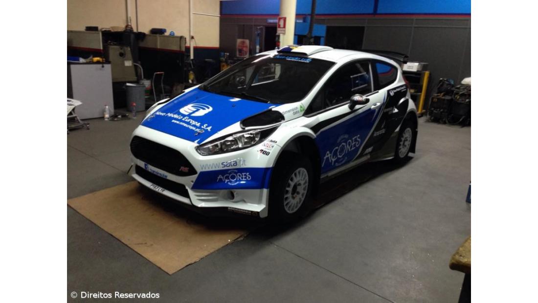 Ricardo Moura na frente do Rali Serras de Fafe