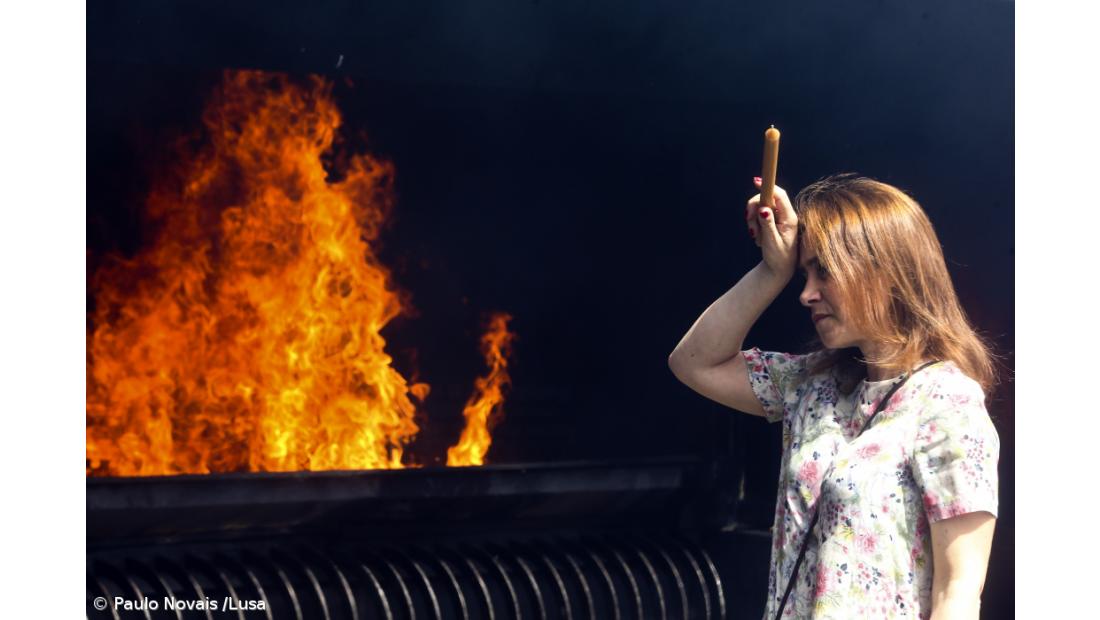 Fila no santuário para acender velas a seis horas do início da peregrinação