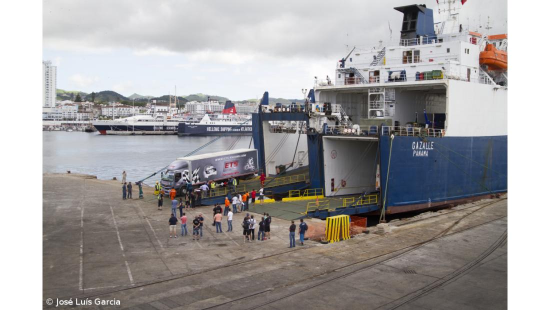 Viaturas dos concorrentes do SATA Rallye Açores chegaram a São Miguel
