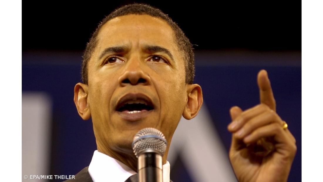 Em pleno comício, Obama recebe críticas aéreas 