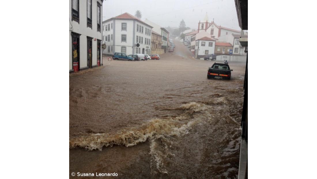 Trânsito cortado em Angra devido à chuva intensa