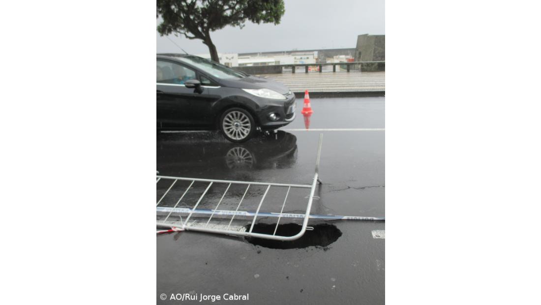 Asfalto cedeu e abriu buraco na Avenida de Ponta Delgada