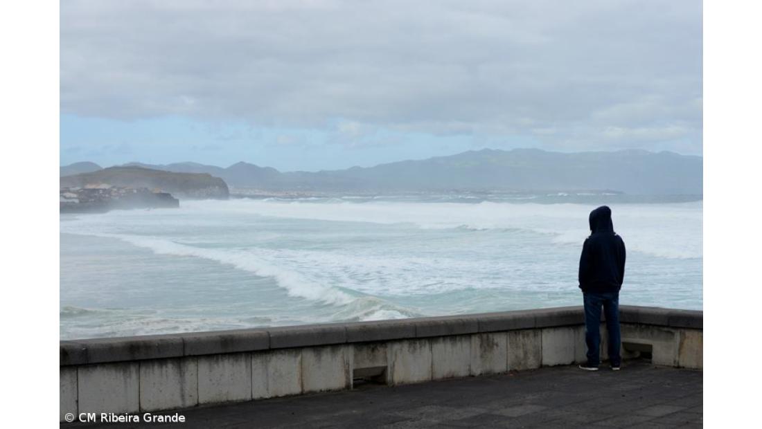 Ribeira Grande "interdita temporariamente" acesso à praia de Santa Bárbara