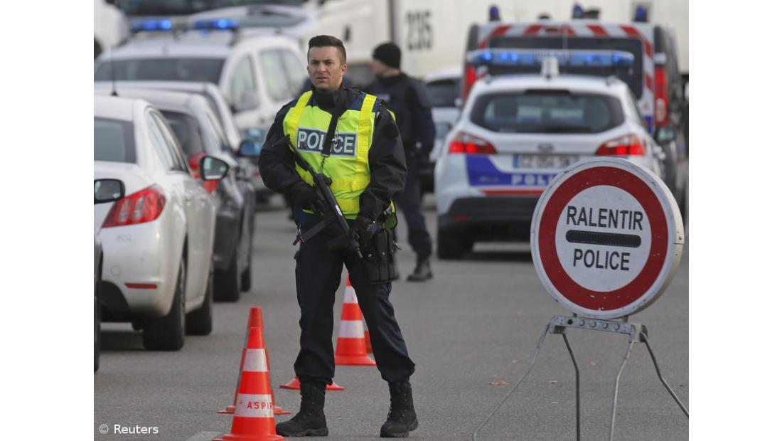 Metralhadoras encontradas em carro abandonado