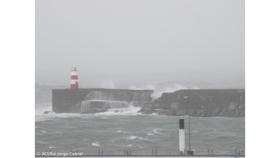 Força do mar partiu molhe do Porto de Ponta Delgada