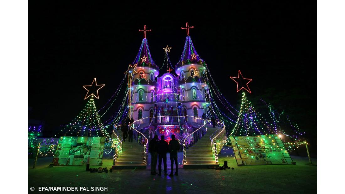 Igreja iluminada no Natal na Índia