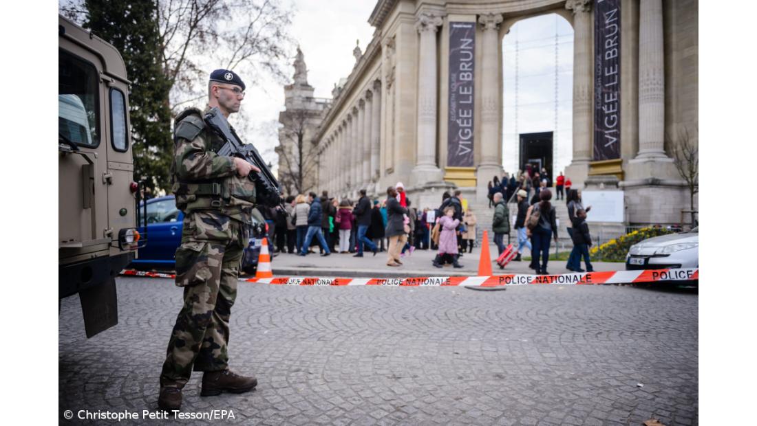Mais de 100 mil polícias em prontidão para Ano Novo em França