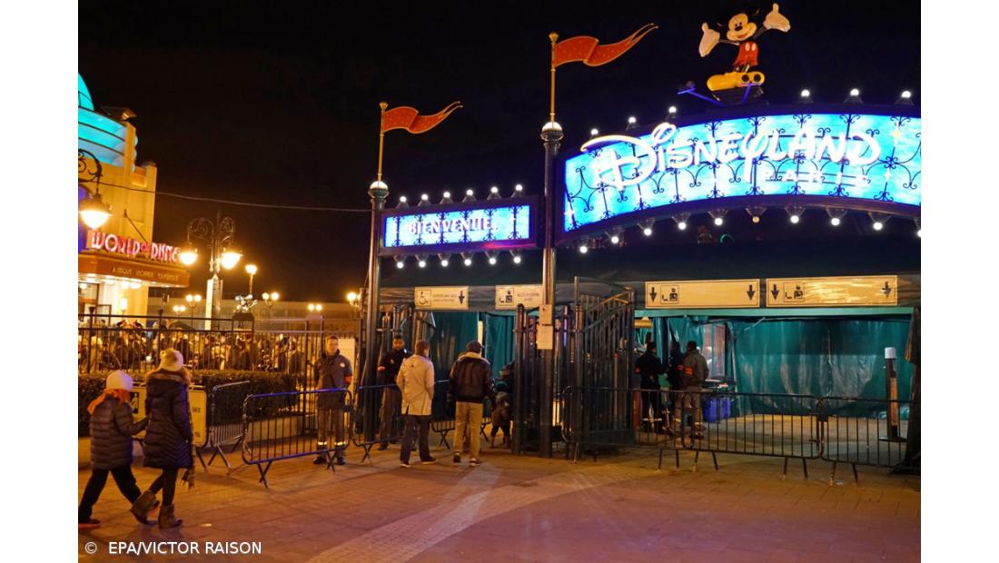 'Legionella' leva Disneylândia a fechar torres de refrigeração