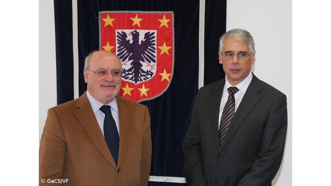 Ministro da Agricultura defende "suspensão temporária" dos embargos europeu e russo