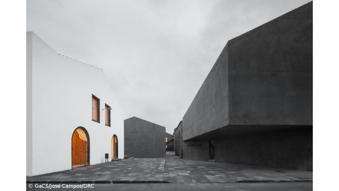 Exposição mostra mais de 20 artistas nacionais e internacionais em São Miguel