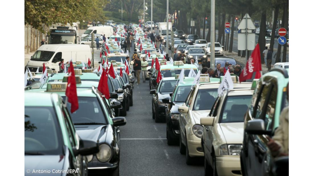 Centenas de taxistas iniciaram marcha lenta 
