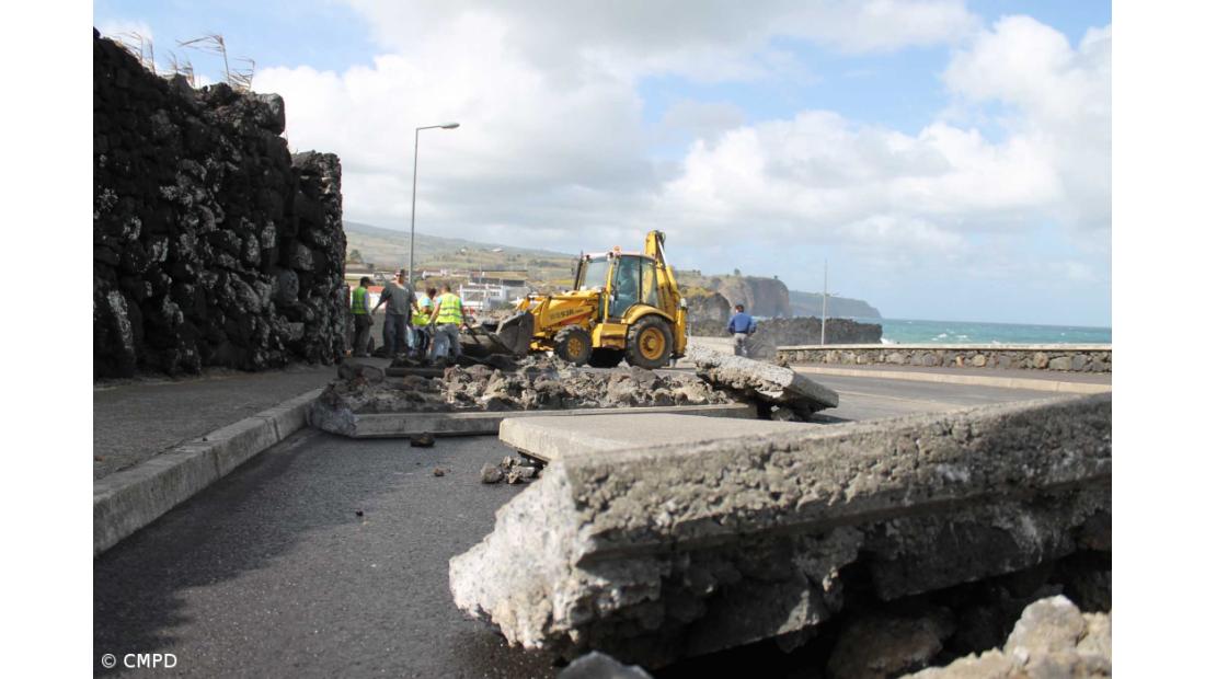 Autarquia limpa detritos junto à zona balnear de São Vicente