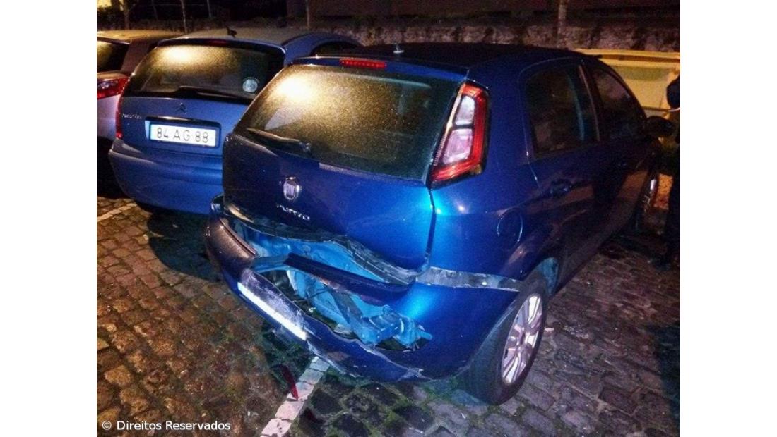 Homem rouba carro e bate em três viaturas durante fuga à polícia em Ponta Delgada