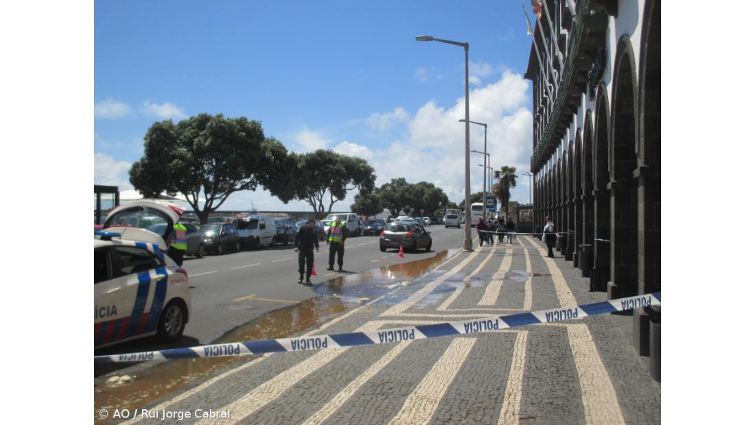 Rebentamento de cano faz ceder passeio na Avenida Marginal de Ponta Delgada