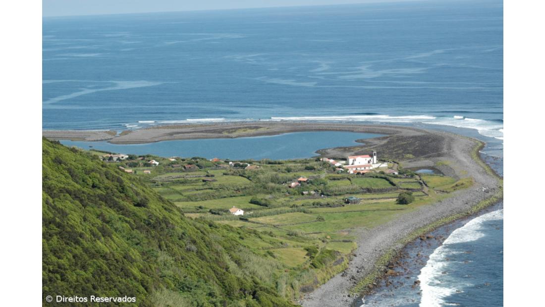 Fajã da Caldeira do Santo Cristo em São Jorge com zona de apoio e acolhimento