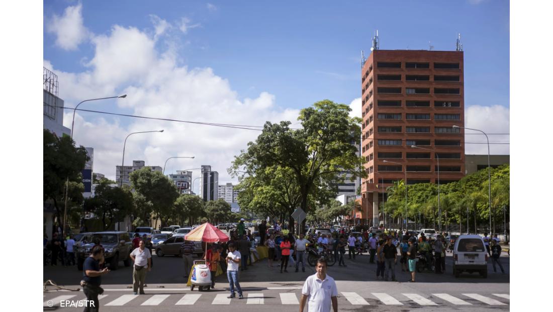 Baixos salários estão a causar dificuldades aos trabalhadores da saúde na Venezuela 