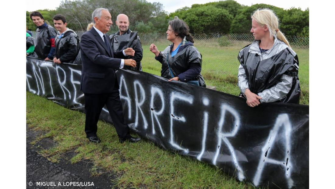 Professores manifestam-se à chegada de Marcelo a Santa Maria – Imagem 1