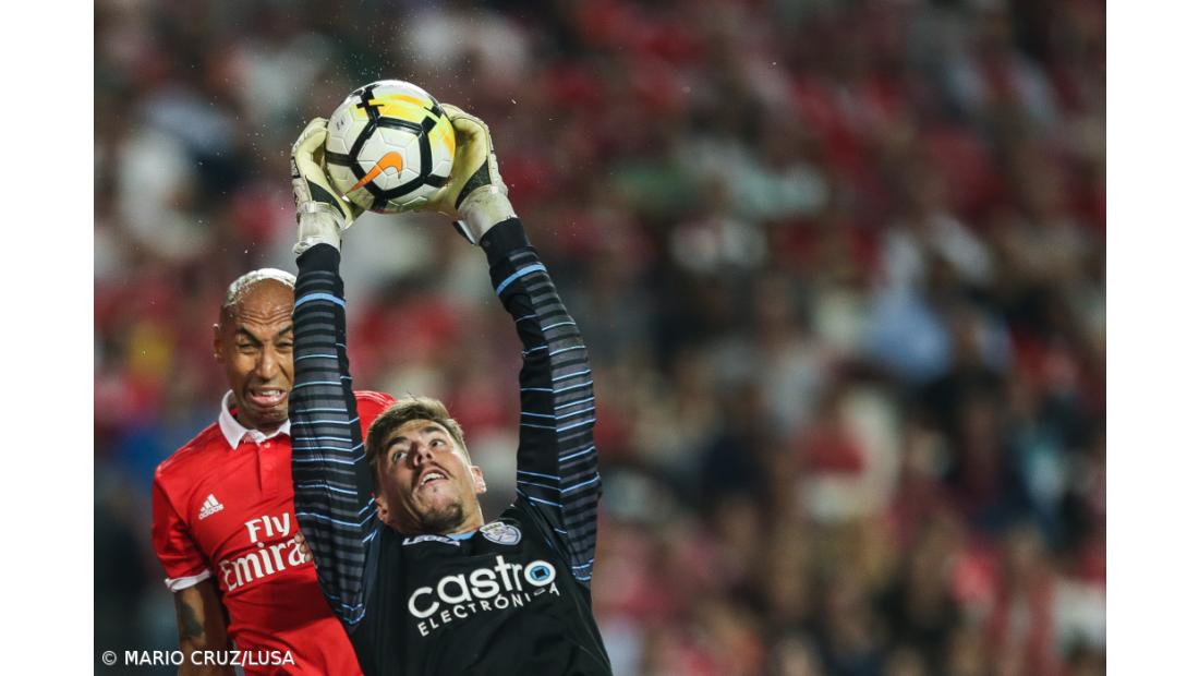 Golo de Jonas dá triunfo ao Benfica sobre o Feirense