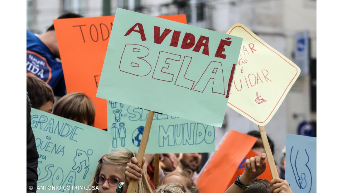 Meio milhar de manifestantes em caminhada pela vida em Lisboa – Imagem 3