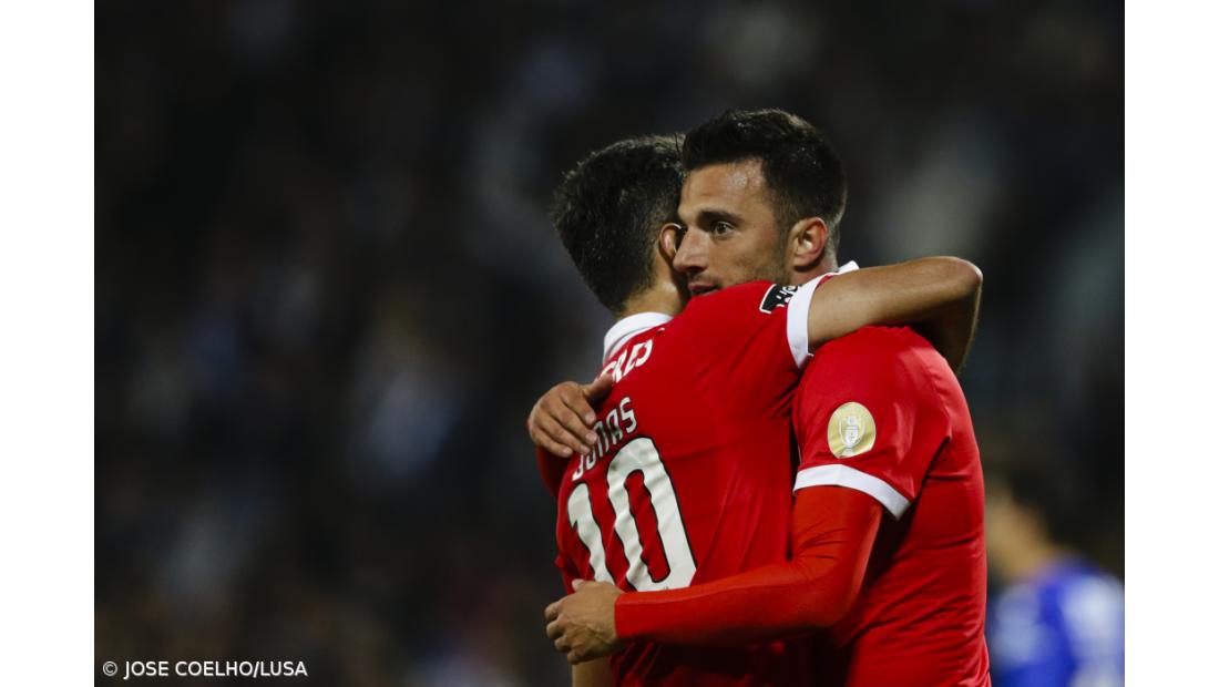 Benfica e Sporting defrontam-se na Luz com FC Porto à espreita