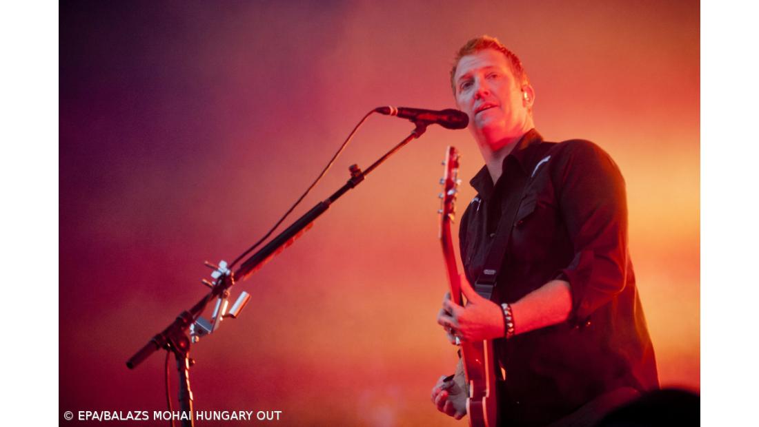 Josh Homme pontapeia fotógrafa na cara durante concerto dos Queens of the Stone Age