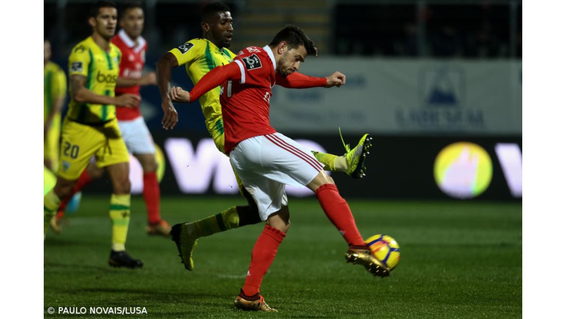 Benfica goleia em Tondela e mantém distância para o Sporting